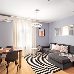 Three Bedrooms Apartamento